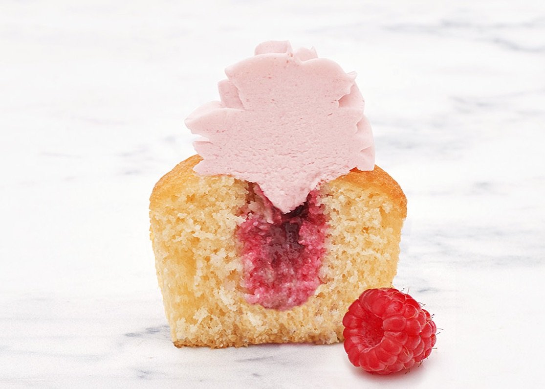 🍰✨ D&eacute;couvrez l&rsquo;int&eacute;rieur gourmand de nos cr&eacute;ations chez Love and Cakes Paris ! ✨🍰

📸 Plongez au c&oelig;ur de notre d&eacute;licieux cupcake framboise et d&rsquo;une part de notre layer cake Florida au sirop de framboise